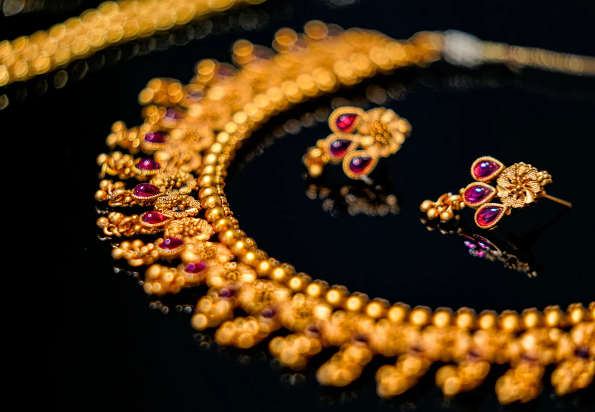Polishing diamonds in Surat factory